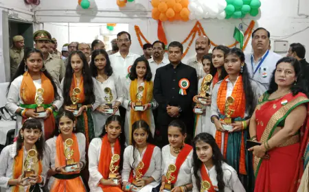 Greater Noida News : डीएम ने कलेक्ट्रेट प्रांगण में किया ध्वजारोहण, छात्रों ने पेश किया सांस्कृतिक कार्यक्रम