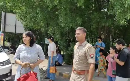 Noida News :  बम  की सूचना  मिलने पर हुई मॉल की चेकिंग