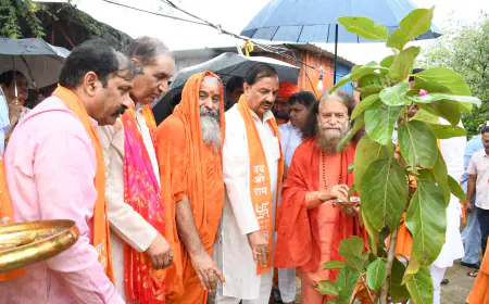 Noida News : परमार्थ निकेतन के अध्यक्ष ने सांसद व विधायक के साथ किया पौधारोपण