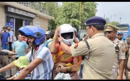 Noida News : यातायात पुलिस ने महिलाओं को हेलमेट वितरित कर नियमों का पढ़ाया पाठ
