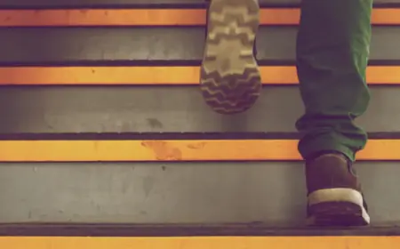 Noida News : खोड़ा कॉलोनी में सीढ़ियों से गिरकर एक व्यक्ति की मौत