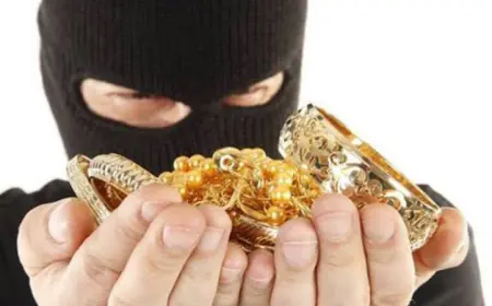 Greater Noida News : घर पर धावा बोलकर बदमाशों ने लाखों रुपए कीमत के जेवरात,  स्कूटी और मोटरसाइकिल किया चोरी