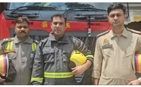 Noida News : नवादा गांव में पीजी के बाहर लगे एडवरटाइजिंग होर्डिंग में लगी आग