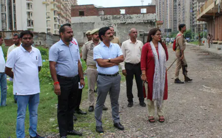 Noida News : नोएडा के चर्चित ग्राम शाहबेरी में शत्रु संपत्ति पर निर्मित 50 अतिक्रमण पर चला बुलडोजर, 100 दुकानों की  होगी ध्वस्तीकरण 