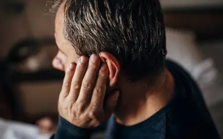 Noida News : बुजुर्ग व्यक्ति के कान में हियरिंग एड लगाने के लिए जबरदस्ती लिया माप, कान का पर्दा फटा