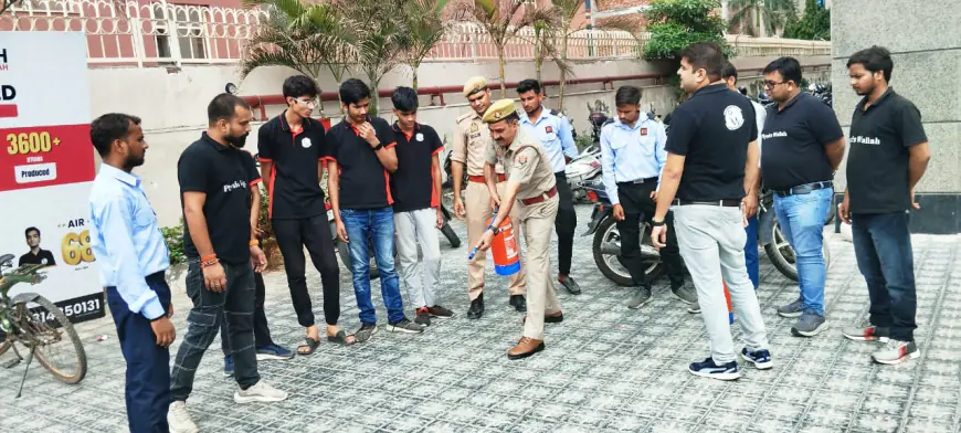 Noida News : फायर पुलिस ने किया 22 भवनों का निरीक्षण, 464 लोगों को किया जागरूक