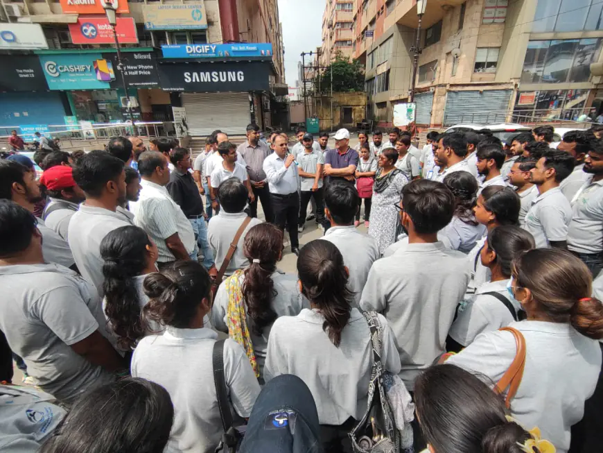 Noida News : शहर में थूकने पर लगेगा 100 रुपए का जुर्माना, नोएडा प्राधिकरण ने चलाया सफाई अभियान