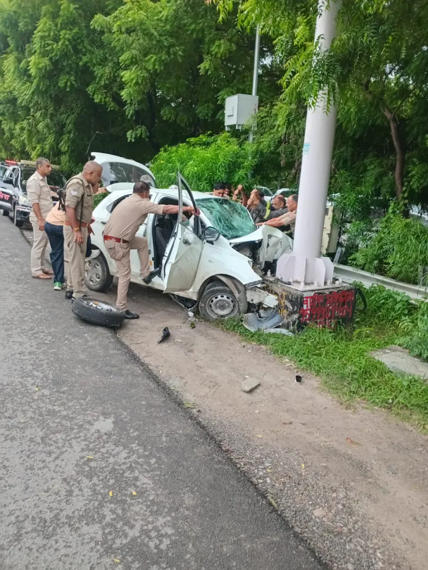 Noida News : अनियंत्रित कार यूनीपोल से टकराई, तीन छात्रों की मौत