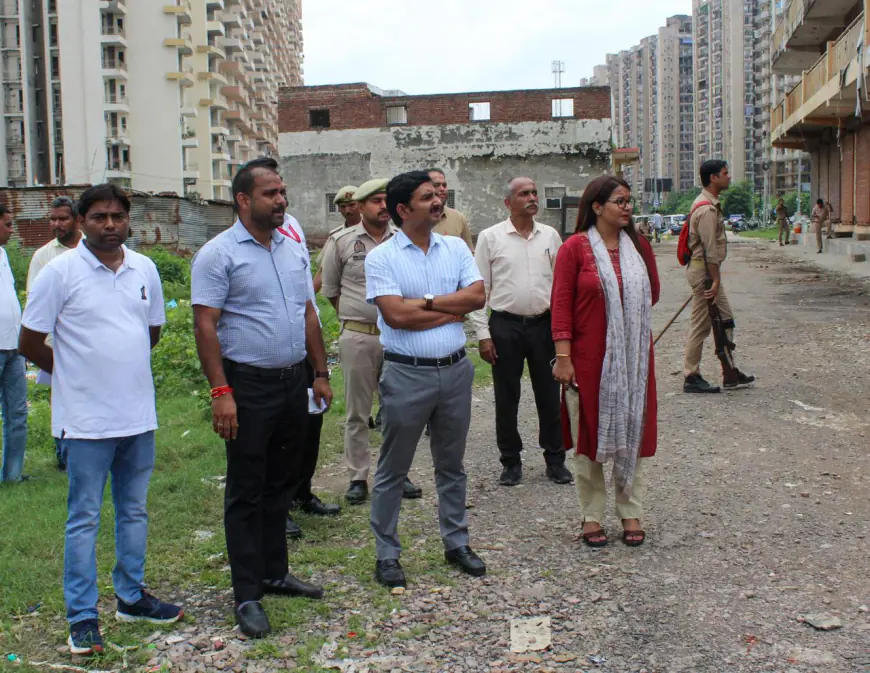 Noida News : नोएडा के चर्चित ग्राम शाहबेरी में शत्रु संपत्ति पर निर्मित 50 अतिक्रमण पर चला बुलडोजर, 100 दुकानों की  होगी ध्वस्तीकरण 