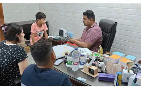 Greater Noida News : इको विलेज-2 सोसायटी में दूषित पानी पीने से दर्जनों बीमार, स्वास्थ्य विभाग की टीम जांच करने पहुंची