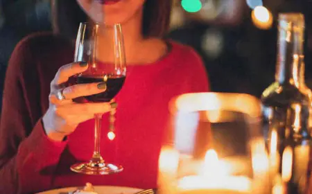 Noida News : महंगी शराब पीने की लत ने महिला को बनाया चोर