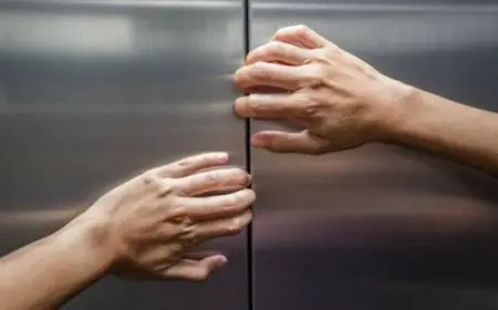 Noida News : सोसाइटी की लिफ्ट में 1 घंटे तक फंसी रही महिला