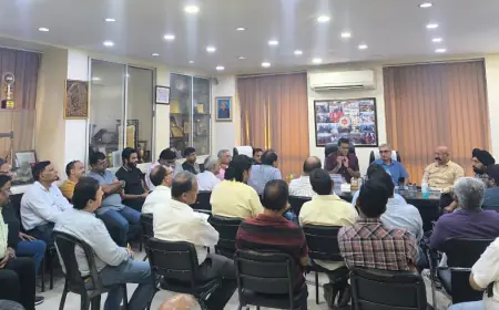 Noida News : नोएडा के औद्योगिक सेक्टरों में प्राधिकरण कर रहा है गंदा व बदबूदार पेय जल की सप्लाई, उद्यमियों में रोष