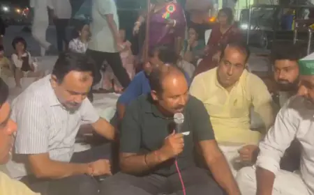 Greater Noida News: सीएम का ग्रेटर नोएडा में है दौरा, बिल्डर के खिलाफ किसानों का धरना-प्रदर्शन, प्रशासन मान-मनौव्वल में जुटा