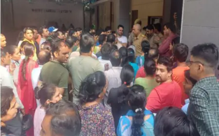 Noida News : अभिभावकों ने किया प्रदर्शन, 12 को बच्चों की सुरक्षा पर स्कूल प्रबंधन व अभिभावकों में होगी वार्ता