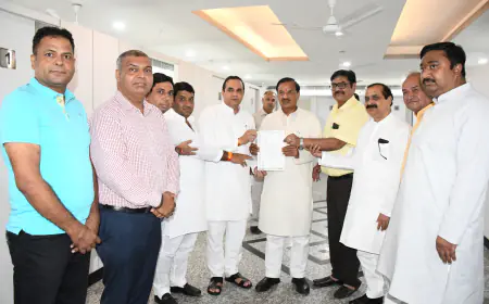 Noida News : नाम स्नातकोत्तर महाविद्यालय, पढ़ाई होती है स्नातक की, फोनरवा प्रतिनिधिमंडल ने सांसद को सौंपा ज्ञापन