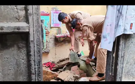 Greater Noida News : तेज बारिश के चलते जर्जर मकान की छत गिरी, कोई हताहत नहीं