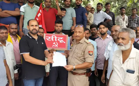 Noida News : नोएडा में साप्ताहिक बाजार के दुकानदारों ने थाने पर किया प्रदर्शन, ज्ञापन सौंपा