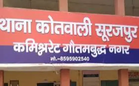 Greater Noida News : सोसाइटी के बाहर धरना दे रहे किसान नेताओं को धमकी, बैनर फाड़ने का आरोप