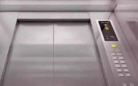 Noida News : एलआईसी के प्रशासनिक अधिकारी आधे घंटे तक लिफ्ट में फंसे रहे