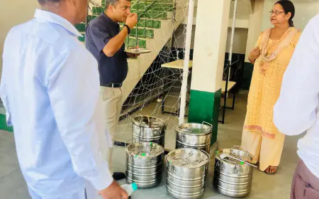 Noida News : नोएडा में डीएम ने मिड डे मील का भोजन खाकर परखी गुणवत्ता, शिक्षा व्यवस्था भी सही मिली