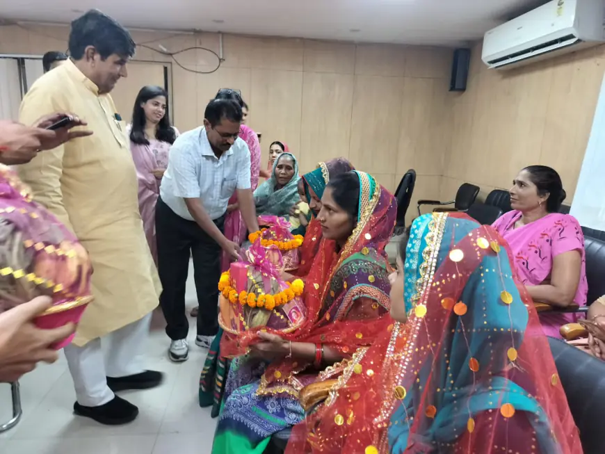 Greater Noida News : 7वें पोषण माह का शुभारंभ, गर्भवती महिलाओं की गोद भराई व बच्चों का  कराया अन्नप्राशन्न