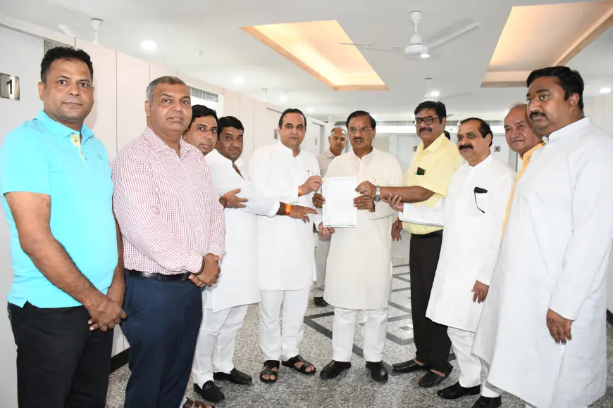 Noida News : नाम स्नातकोत्तर महाविद्यालय, पढ़ाई होती है स्नातक की, फोनरवा प्रतिनिधिमंडल ने सांसद को सौंपा ज्ञापन