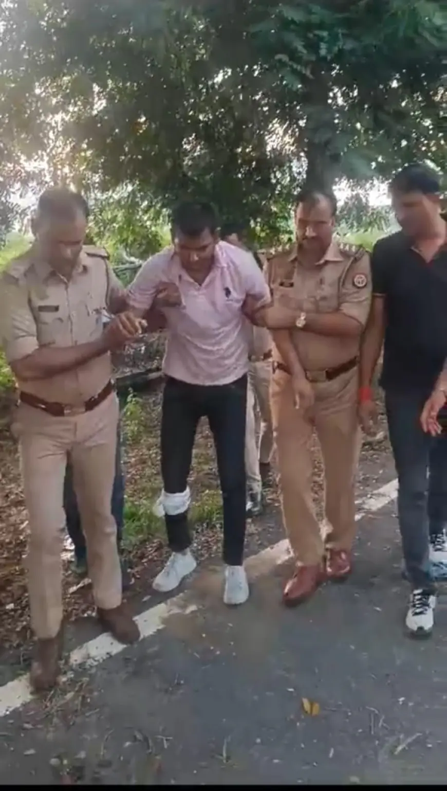 Greater Noida News : पुलिस मुठभेड में शातिर बदमाश गिरफ्तार, लूटी हुई कार बरामद