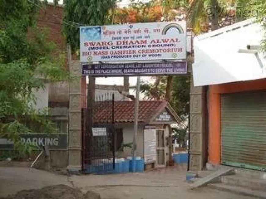 Noida News : श्मशान घाट में लगी मूर्ति को अज्ञात लोगों ने तोड़ा, क्षेत्र में तनाव व्याप्त