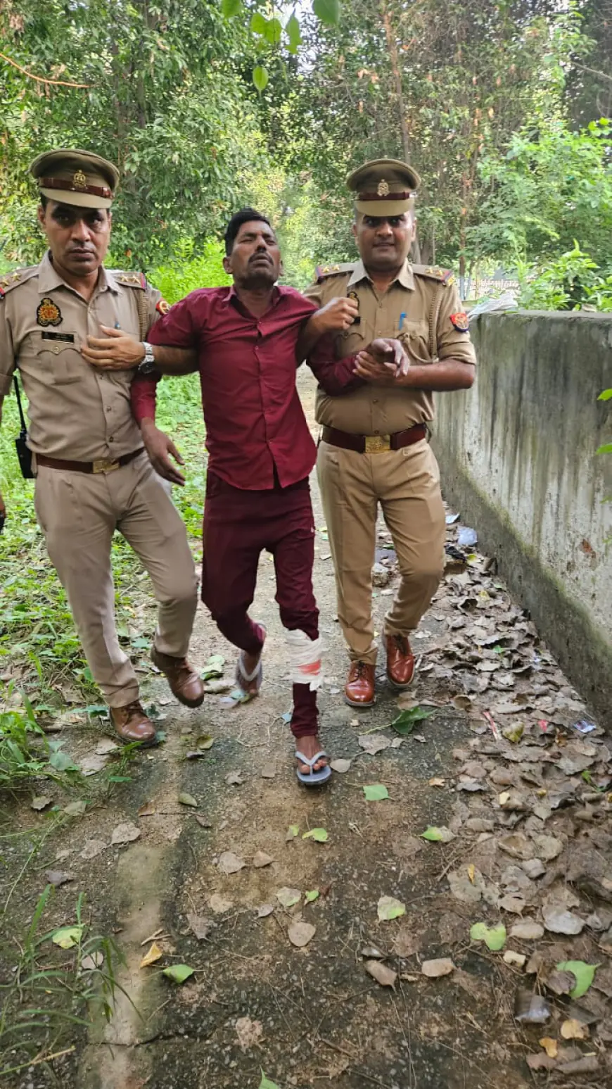 Noida News : पुलिस मुठभेड़ के दौरान 25 हजार रुपए का इनामी गैंगस्टर गिरफ्तार, पैर में लगी गोली
