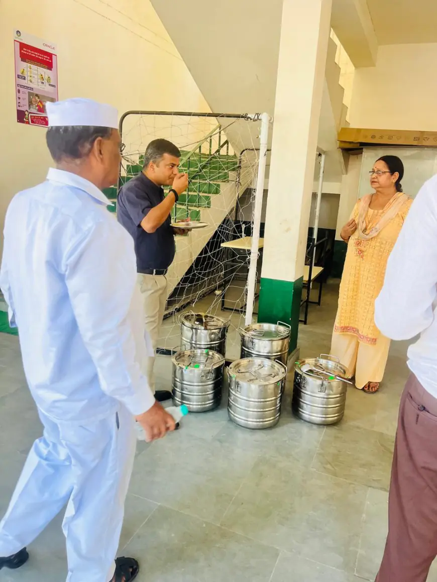 Noida News : नोएडा में डीएम ने मिड डे मील का भोजन खाकर परखी गुणवत्ता, शिक्षा व्यवस्था भी सही मिली