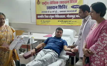 Noida News : राष्ट्रीय स्वैच्छिक रक्तदान दिवस पर डीएम ने किया रक्तदान