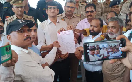 Greater Noida News : जिला मुख्यालय पर सीटू के साथ श्रमिकों व मजदूरों ने किया प्रदर्शन, एडीएम को सौंपा ज्ञापन