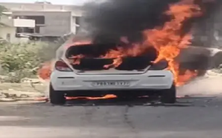 Greater Noida News :  चलती कार में लगी आग, चालक समेत दो सकुशल