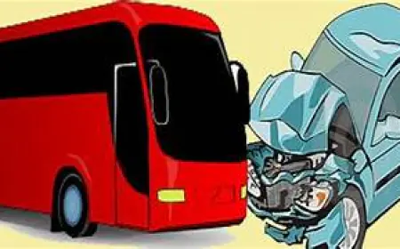 Noida News : इलेक्ट्रॉनिक चैनल के कार को बस चालक ने मारी टक्कर