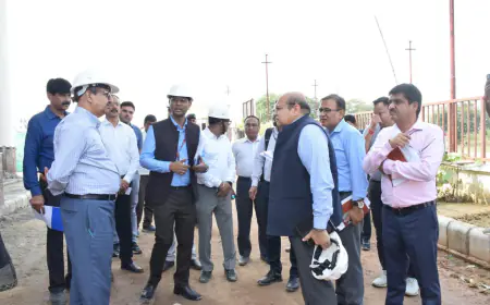 Noida News :  यमुना प्राधिकरण के क्षेत्र में बन रहे मेडिकल डिवाइस पार्क का संयुक्त सचिव ने किया औचक निरीक्षण