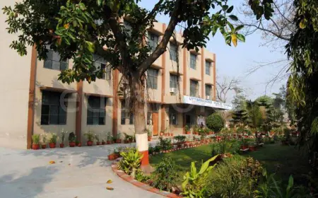 Noida News : उत्तराखंड पब्लिक स्कूल पहुंचे अभिभावक, स्कूल प्रबंधन व प्रधानाचार्य पर स्टाफ को परेशान करने का आरोप