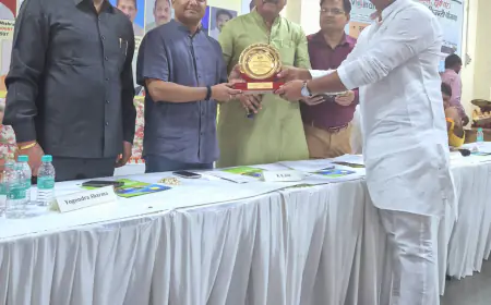 Noida News : फोनरवा कार्यालय में डीएम ने आरडब्ल्यूए पदाधिकारियों को किया सम्मानित