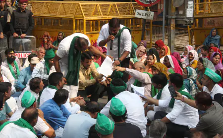 Noida News : नोएडा में हाई पावर कमेटी की जलाई प्रति, आप सांसद ने धरनारत किसानों का किया समर्थन