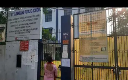 Noida News : स्कूल के बाहर धरना प्रदर्शन कर रहे लोगों ने बच्चों को स्कूल छोड़ने गए अभिभावक  के साथ की मारपीट