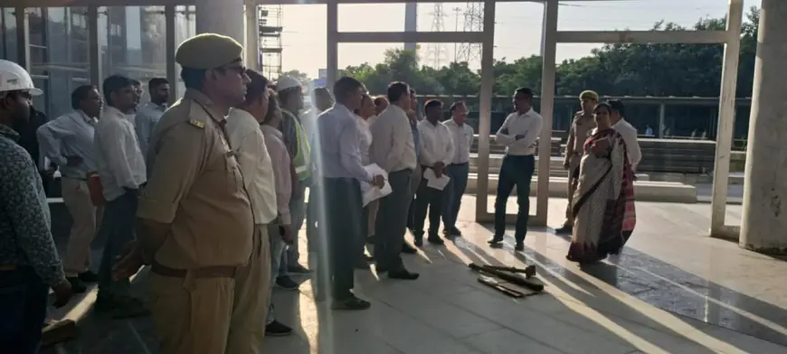 Noida News : नोएडा में कई वर्षों से बन रहे प्रशासनिक भवन का सीईओ ने किया निरीक्षण,  ठेकेदार पर गिरी गाज