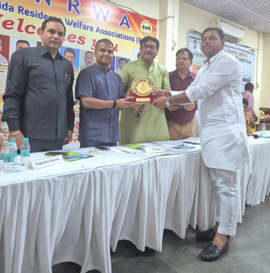 Noida News : फोनरवा कार्यालय में डीएम ने आरडब्ल्यूए पदाधिकारियों को किया सम्मानित