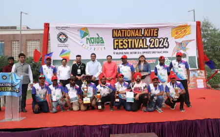Noida News : नोएडा राष्ट्रीय पतंग महोत्सव में अव्वल आने वाले पतंगबाजों को सीईओ ने दिए पुरस्कार