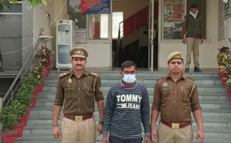 Noida News : फैक्ट्री से कपड़ा चोरी करने के मामले में वांछित इनामी बदमाश गिरफ्तार