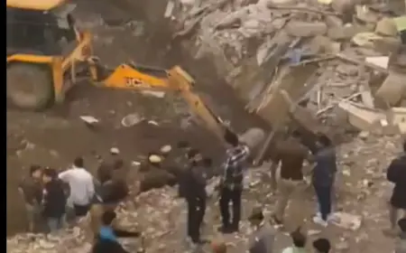 Noida News :बेसमेंट की खुदाई के समय भर -भराकर मकान गिरा, 4 दबे ,एक की मौत