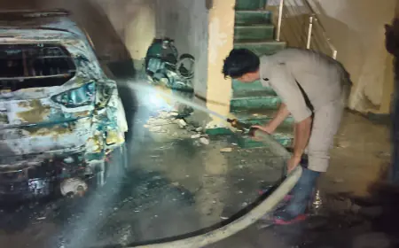 Greater Noida News : सोसाइटी के भूतल पर लगी आग, दो कारों समेत 6 वाहन जले