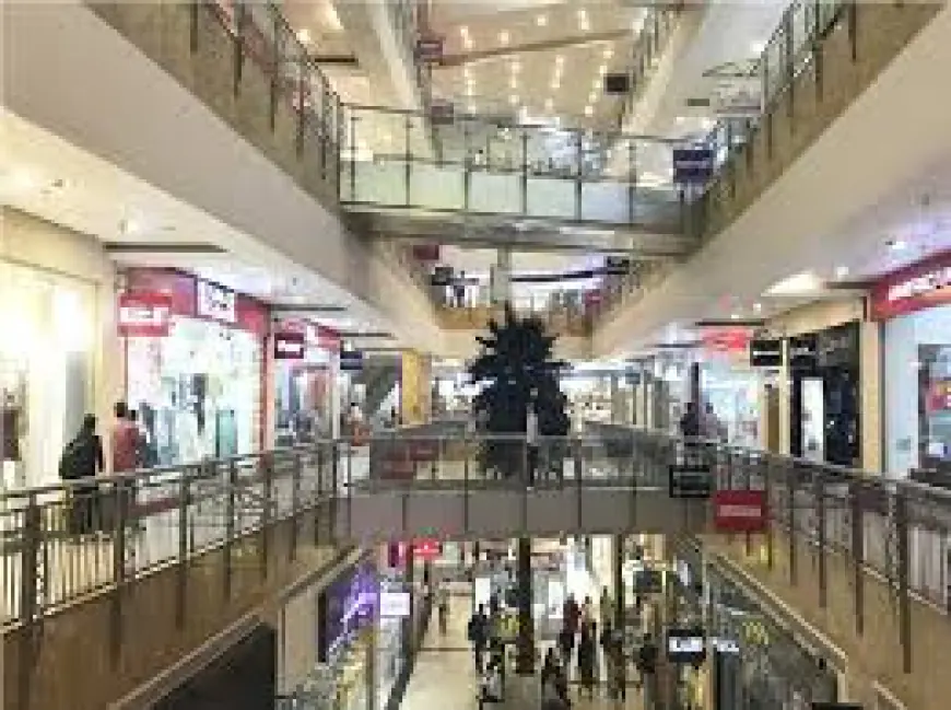 Noida News : जीआईपी मॉल के तीसरी मंजिल से महिला ने लगाई छलांग, मौत