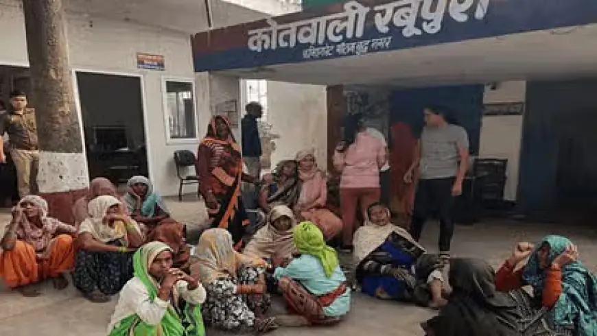 Noida News : महिलाओं ने थाना घेरा, ट्रैक्टर निकालने को लेकर दो पक्षों मारपीट व गोलीबारी में एक की मौत