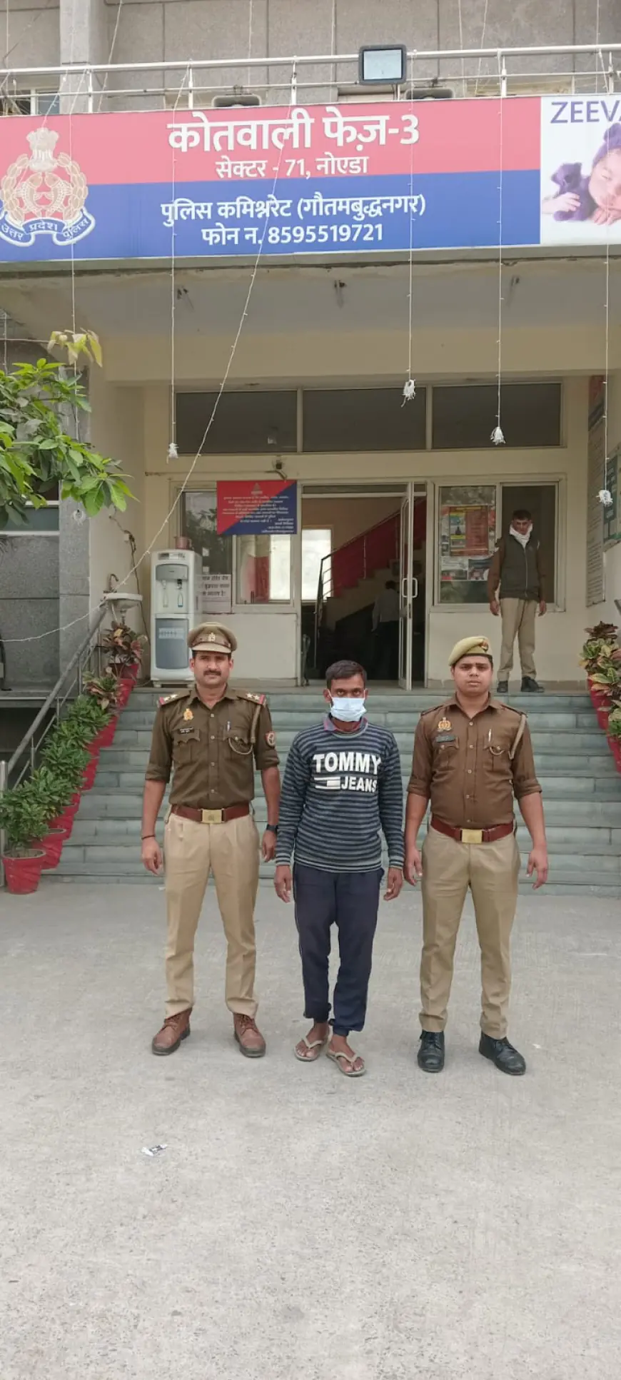 Noida News : फैक्ट्री से कपड़ा चोरी करने के मामले में वांछित इनामी बदमाश गिरफ्तार