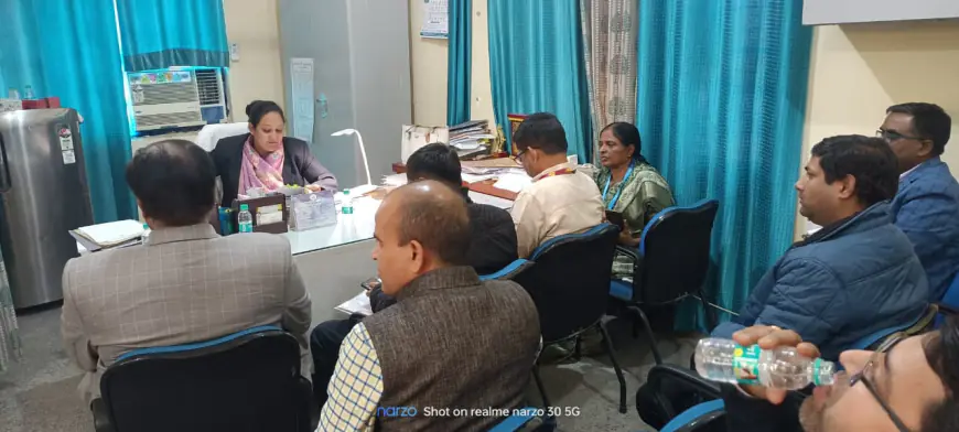 Noida News : राष्ट्रीय लोक अदालत में बैंक ऋण संबंधित मामलों को सुलझाने के लिए हुई बैठक